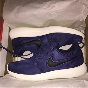 NEW Nike Roshe Two